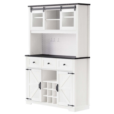 Garde-manger Farmhouse avec portes coulissantes, prise de courant, support de rangement interne et 3 tiroirs, chêne blanc