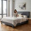 Structure de lit tapissier très grand Gewnee gris foncé avec tête de lit capitonnée en bois pour la chambre-123042481