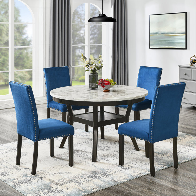 Ensemble de salle à manger 5 pièces Mella - Table ronde en faux marbre avec 4 chaises Parsons en velours bleu, finition espresso foncé
