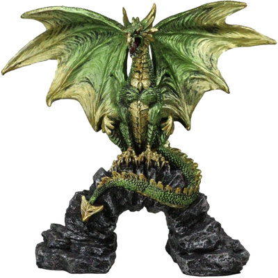 Figurine verte et dorée en forme de dragon de Behemoth perché sur un rocher antique