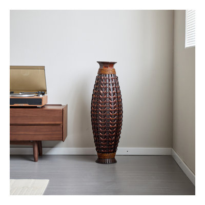 Un vase de plancher en bambou tissé à la main de 39 pouces de hauteur - un point culminant décoratif pour le salon, le vestibule ou le couloir - un article de décoration polyvalent adapté aux arrangements de fleurs séchées ou en soie.
