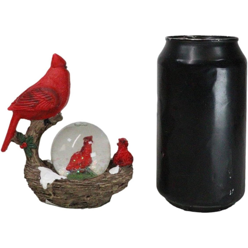 Mini-figurine rouge avec nid sur une branche d'arbre