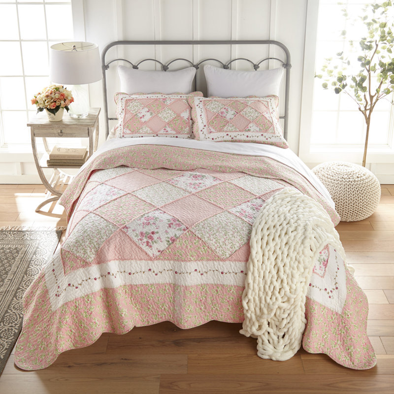 Strawberry Garden Strawberry Garden Cotton Quilt Set, Queen Quilt + 2 Standard Shams