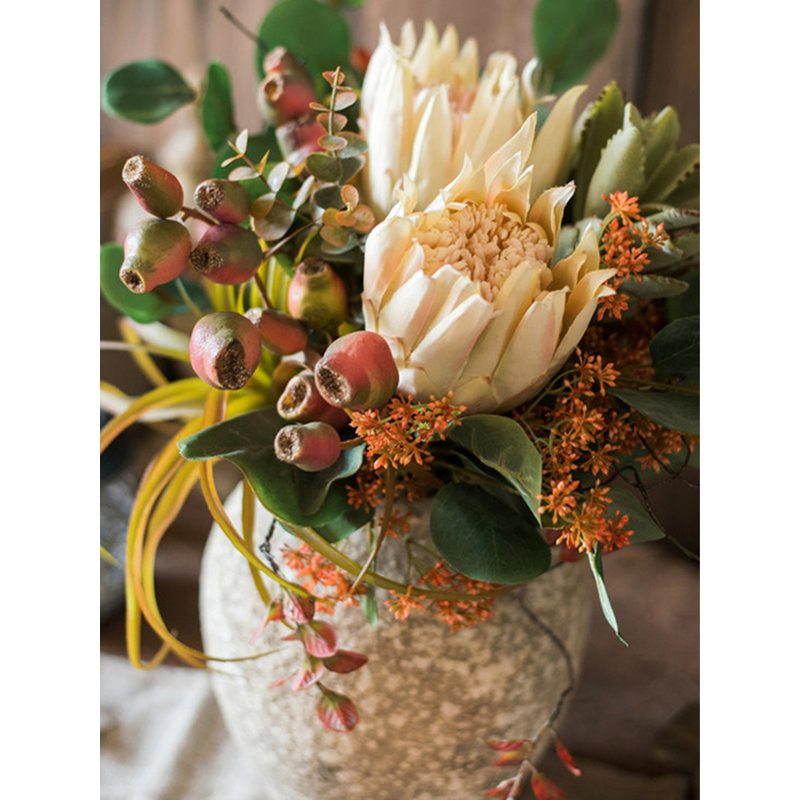 Pièce d'art floral en forme de fleur de style naturel en empereur pour la décoration et la présentation de la maison.