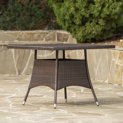 Table de salle à manger contemporaine en osier avec surface résistante aux intempéries pour un usage extérieur et un entretien facile