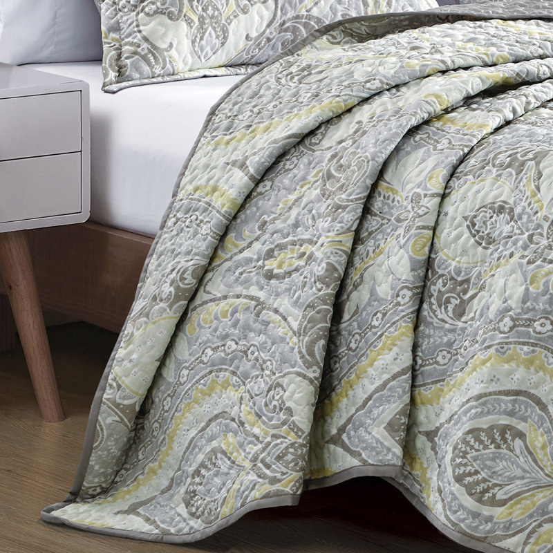 Ornate Traditional Damask Coverlet, Queen Coverlet + 2 Pillow Shams