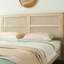 Grand lit avec tête de lit, structure solide, pieds de soutien, espace sous le lit, sommeil confortable en bois naturel, rangement, style