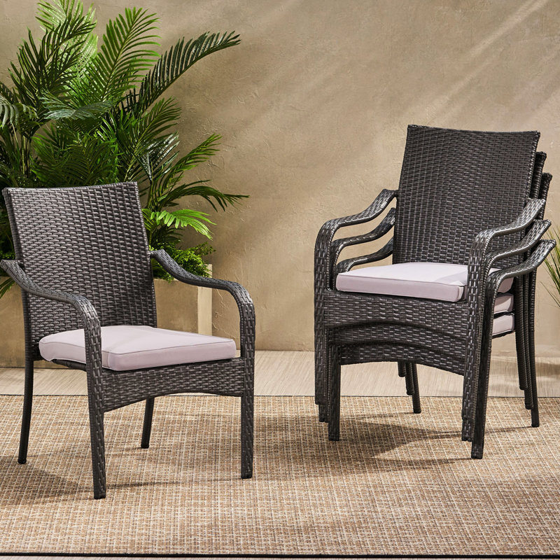 Chaises d'extérieur empilables en gris, structure en fer, coussins argentés, confortables et peu encombrantes