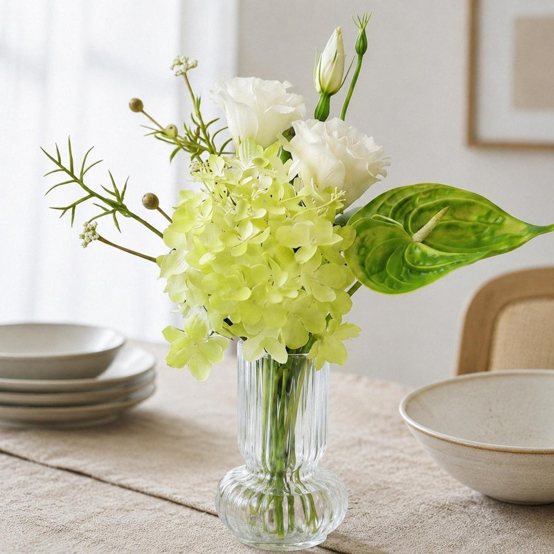 Arrangement floral d'hortensia artificiel de 9,4 po dans un vase en verre transparent rayé pour décoration de table, Green