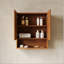 Armoire de salle de bain murale rayée avec portes, tablette et rangement ouvert, idéale pour le rangement compact et organisé dans les salles de bain, les cuisines et les salles de lavage.