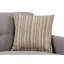 Canapé trois places en mélange de polyester avec structure matelassée, pieds en bois massif, rembourrage en mousse haute densité et 2 coussins décoratifs