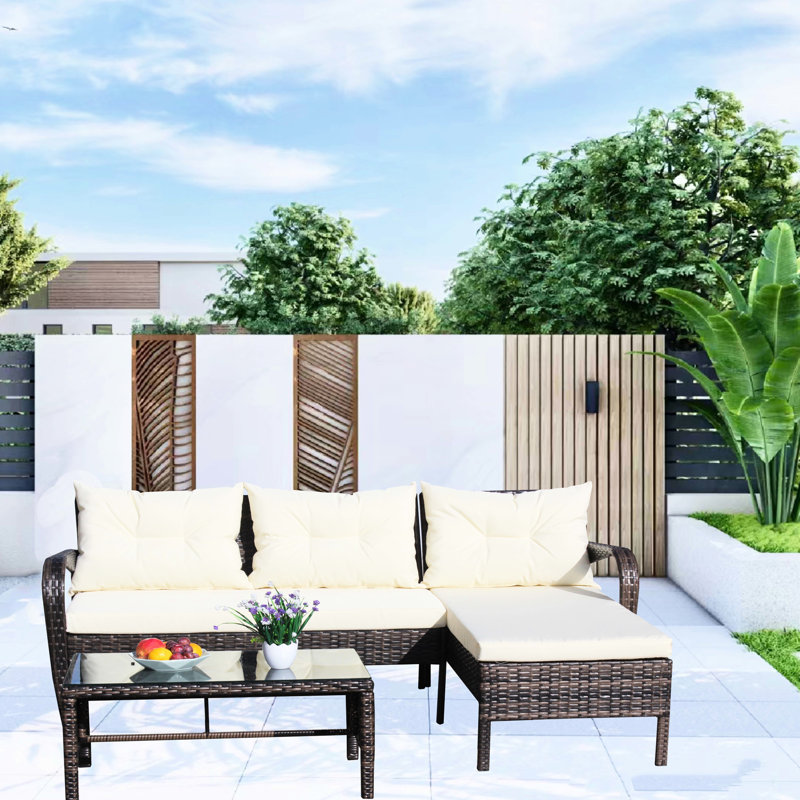 Ensemble de patio 3 pièces pour terrasse extérieure : canapé d'angle avec coussins beiges confortables et table basse pratique avec porte-revues. Meuble : - 2 places, méridienne.