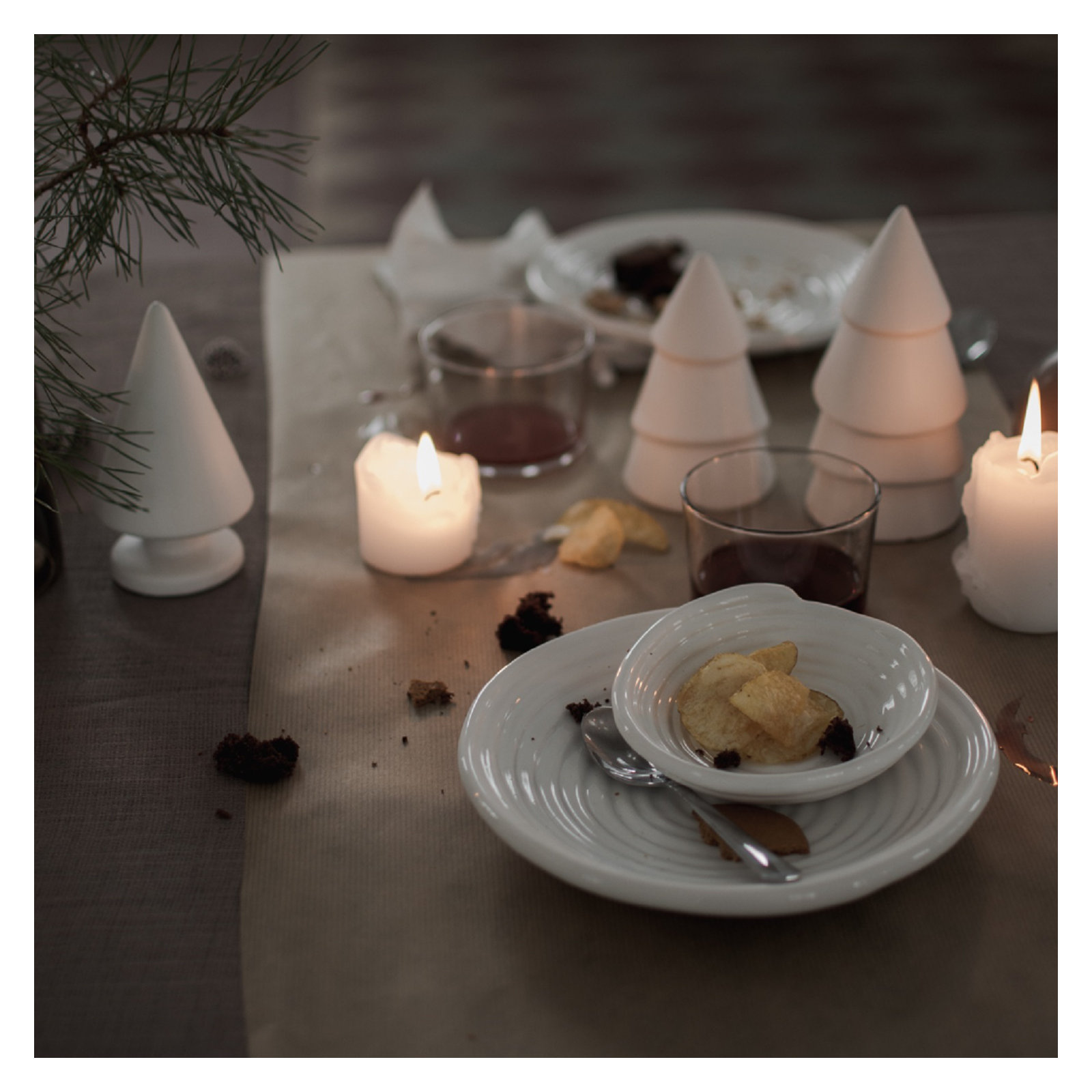 Christmas Tree Mole Ceramic, 4.72'' H x 2.76'' W x 2.76'' D, White
