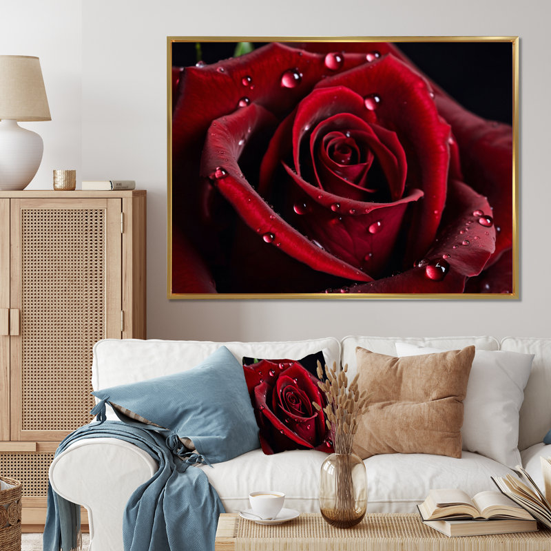 Rose rouge avec gouttes de pluie III - art mural floral, H 12 po x l 20 po x P 1 po, Cadre flottant doré