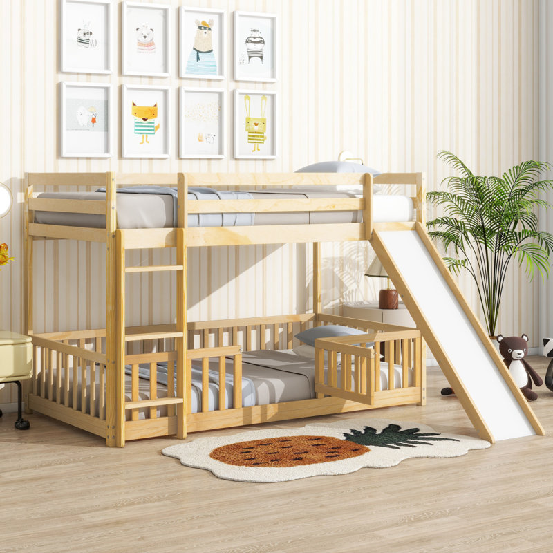 Lit superposé simple au-dessus d'un lit simple avec glissière, échelle, porte, barrières de sécurité, lit superposé en bois de pin massif, naturel