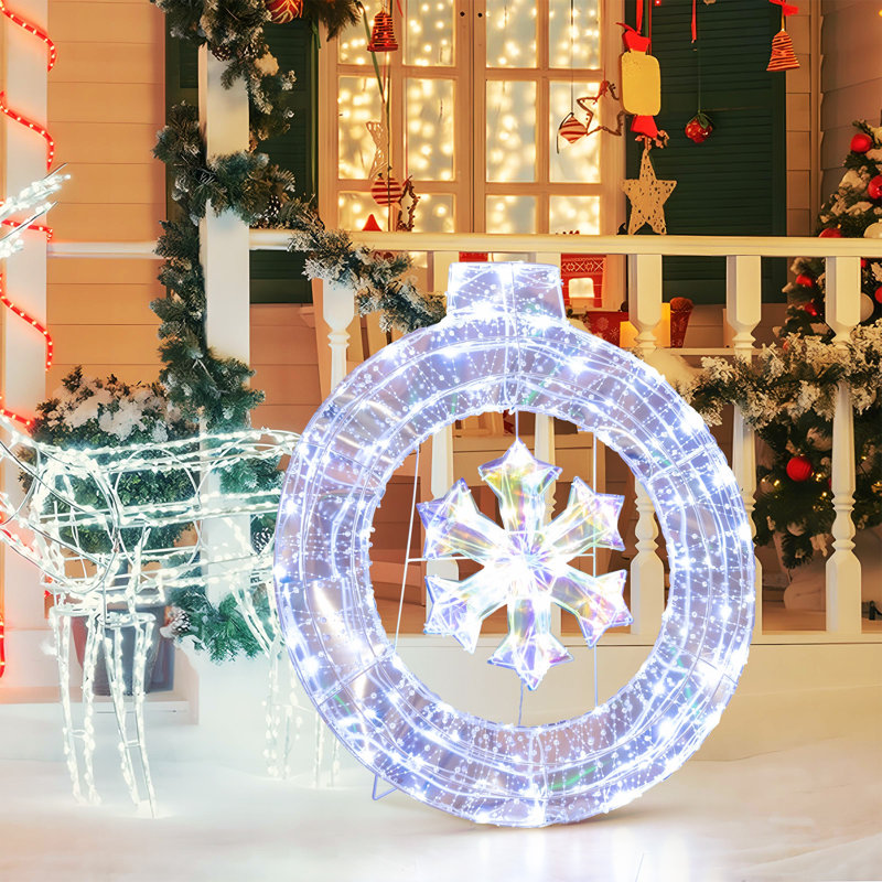 Couronne de Noël illuminée 33 po avec 128 lumières DEL blanc froid Latitude Run®