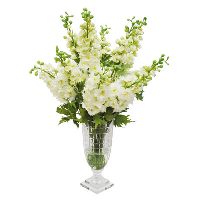 Arrangement floral delphiniums dans un vase