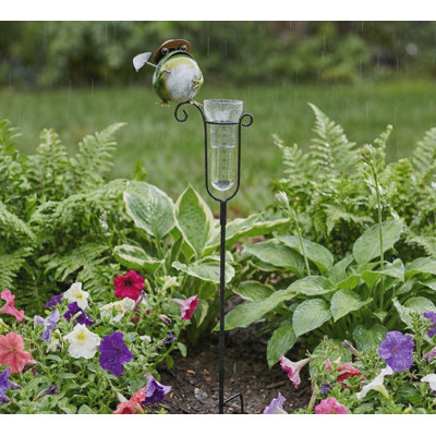 Grenouille en métal rustique portant un piquet de jardin avec pluviomètre