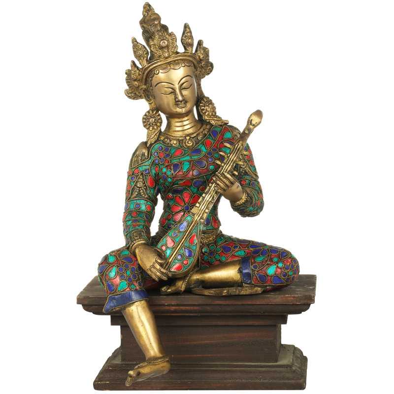 Déesse Saraswati assise sur un piédestal en bois