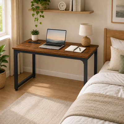 Bureau d'ordinateur de 157 cm avec prise électrique intégrée, bureau moderne pour la maison avec 2 prises secteur et 2 ports USB, bureau d'écriture en bois avec structure métallique renforcée pour la chambre ou le bureau