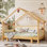 Lit simple en bois dans une cabane dans les arbres avec rails à coussin souple, idéal pour les enfants et les adolescents, combinant sécurité et plaisir dans un design compact