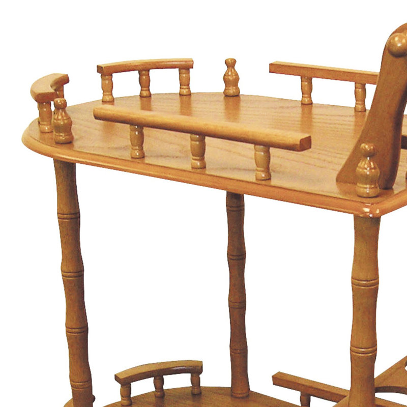 Table basse de 74 cm de hauteur pour deux bouteilles de vin, avec roulettes verrouillables et de superbes roulettes au fini chêne, assemblage en bois de couleur chêne.