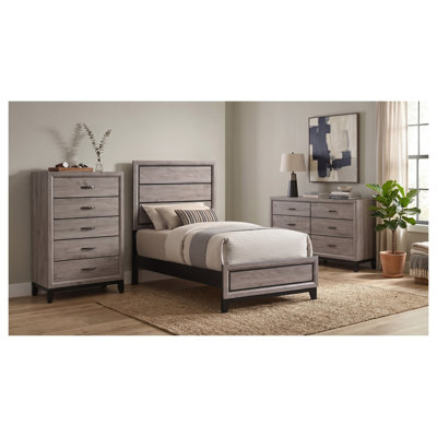 Ensemble de chambre à coucher Sutter taupe clair pour lit simple, comprenant un lit à panneaux, une commode et un coffre.