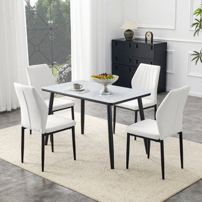 Ensemble de table et de chaises. Table de salle à manger moderne. Plateau en verre texturé imitation marbre blanc + panneau de fibres à densité moyenne noir inférieur, pieds en métal noir, avec 4 chaises de salle à manger blanches, dossier en polyuréthane ergonomique d'une hauteur de 37 pouces.