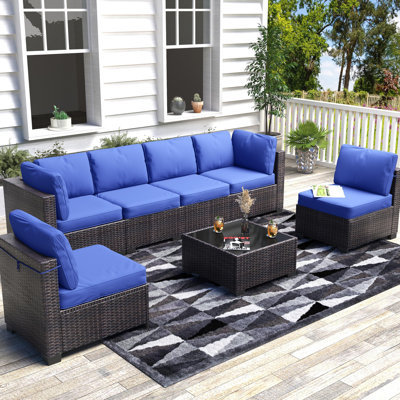 Ensemble de canapé modulaire d'extérieur 7 pièces - conversation en rotin PE toutes saisons avec coussins épais bleu marine et table basse en verre - pour jardin, balcon, porche - rotin brun à quatre lignes dégradé + coussin bleu marine