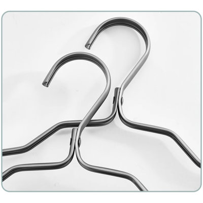 Cintre standard anti-dérapant en métal Nykel pour robe / chandail / chandail