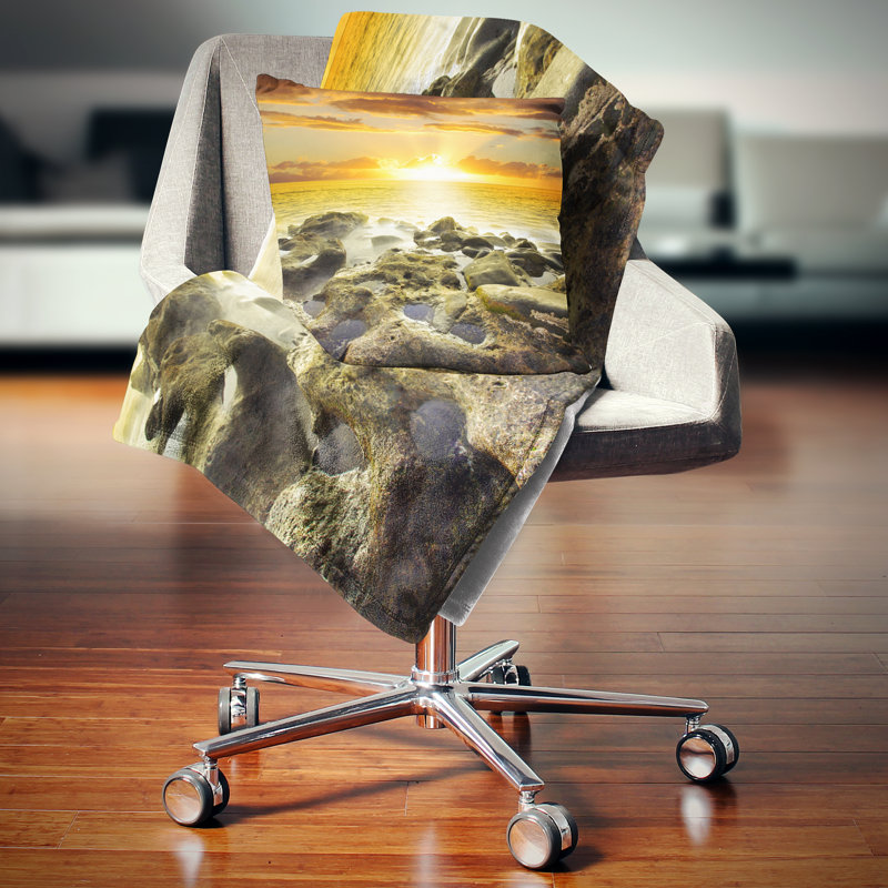 Magnifique coussin orange imprimé plage et coucher de soleil - Sea & Shore, 16 po x 1 po, Coussin décoratif