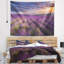 Motif floral champ de lavande foncé avec ciel nuageux-28486312