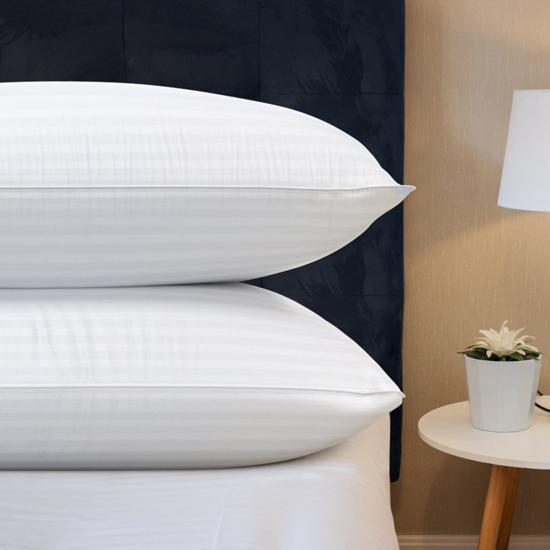 Oreillers de lit haut de gamme en satin fin rayé, garnis d'une alternative au duvet (lot de 2), avec housse rafraîchissante.