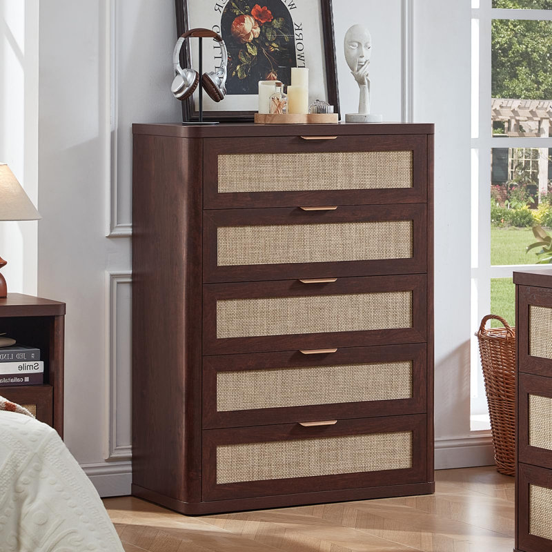 Ensemble de 4 meubles en rotin de style bohème : commode à 6 tiroirs, commode à 5 tiroirs, table de chevet à 3 tiroirs.