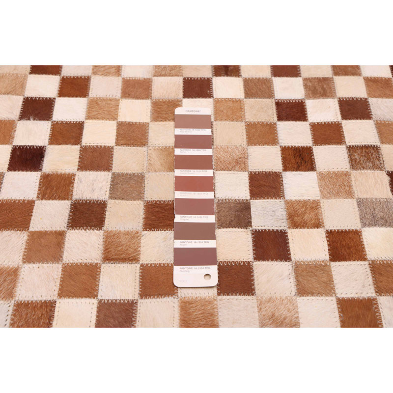 Tapis brun en cuir de vache patchwork 5 pi 11 po x 5 pi 11 po