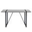 Ensemble de table et de chaises. Une table de salle à manger rectangulaire rétro minimaliste avec un dessus spécialement texturé et des pieds en métal, jumelée à 4 chaises-678613069-678613063