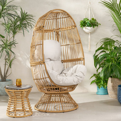 Fauteuil à œufs d'extérieur avec coussin - brun. Conception de panier pour le confort. Tissage. Siège à eau. L 30,28 po x P 28,55 po. P 57,72 po. Détails faits à la main. Fauteuil pivotant rembourré brun à assembler. Relaxation.