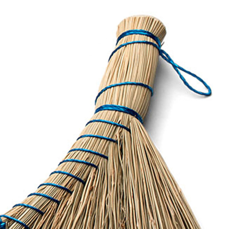 Balai à fouet en paille naturelle - Petit balai à main de 12,5 pouces de forme ergonomique pour le nettoyage multi-surfaces - Brosse à poils raides pour une utilisation intérieure ou extérieure par Kings County Tools