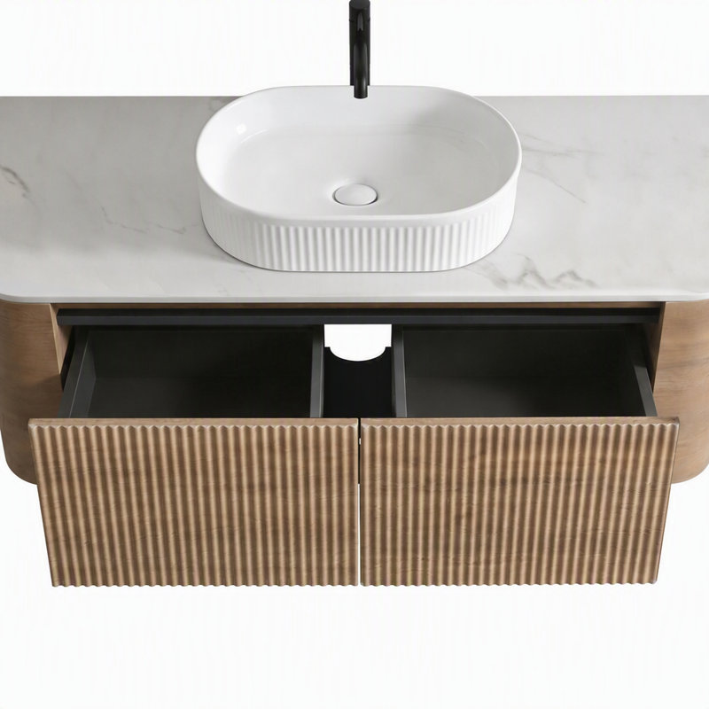 Meuble-lavabo mural de 122 cm (48 po) avec comptoir en pierre frittée, lavabo ovale blanche en céramique et porte-serviettes.
