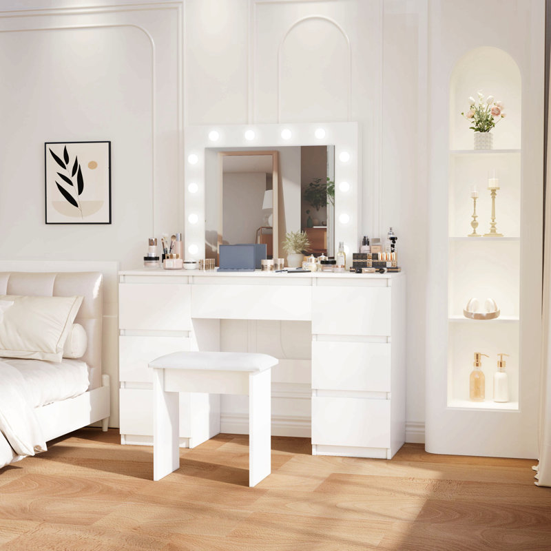 Grandes tables de coiffeuse blanches avec miroir et lumière
