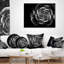 Coussin décoratif floral rose dans un coussin lombaire foncé-30059244
