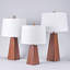 Petite lampe de table pyramidale en noyer de 21 po Naliya