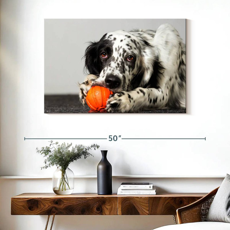 Chien avec jouet orange, H 26 po x l 39 po