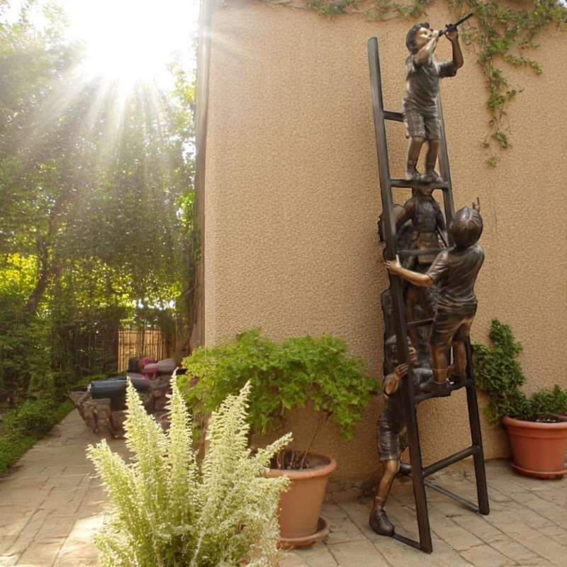 Statue Hermanson 3 enfants jouant sur une échelle