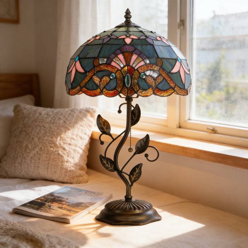 Lampe de table en verre coloré de style Tiffany avec base en feuille de métal - lampe de bureau baroque pour la lecture et l'ambiance, 12 po x 19 po
