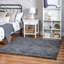 Tapis à poils longs en polypropylène tissé à la machine de couleur unie gris Fragos-576812715