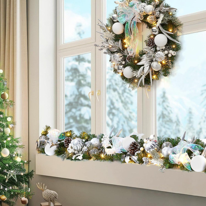 Couronne de Noël pré-éclairée 24 pouces avec lumières DEL, pommes de pin et boules argentées pour porte d'entrée