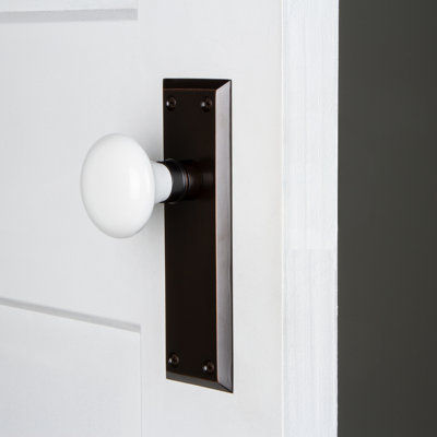 New York Plate with White Porcelain Door Knob