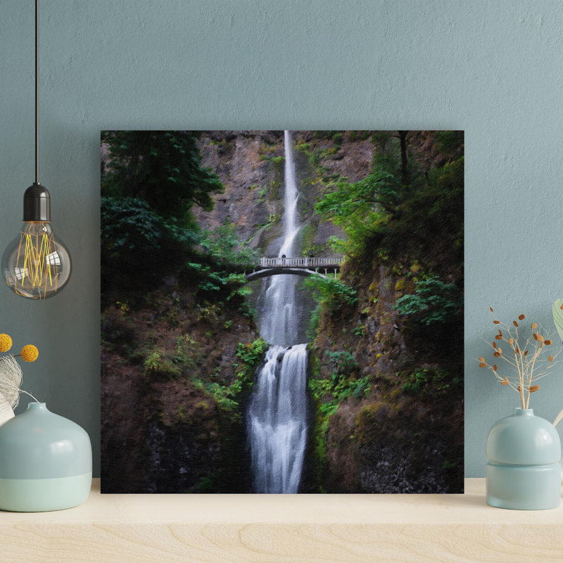 Une longue cascade qui coule à travers un petit pont - 1 pièce, reproduction d'art graphique carré sur toile tendue