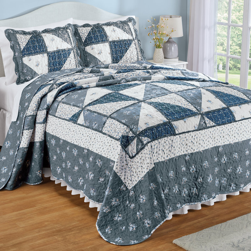Eloise Triangle Patchwork Reversible Oversized Quilt, Full Quilt